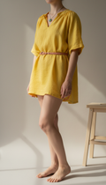 Blusa de lino amarillo soleado